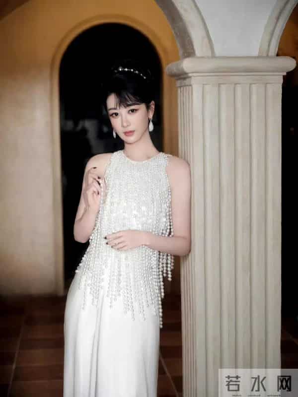 杨紫 生日写真 白色珍珠礼服来自Georges Hobeika 23春夏高定