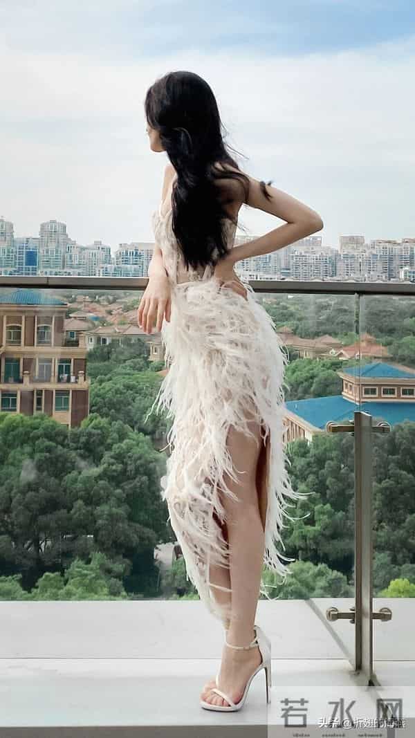 迪丽热巴经典羽毛裙穿搭壁纸，高跟大长腿吸睛。