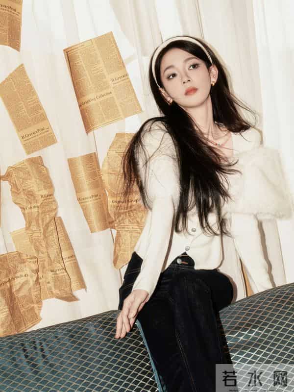 奶白针织叠上毛绒肩领，是秋冬裹满温柔的松弛感