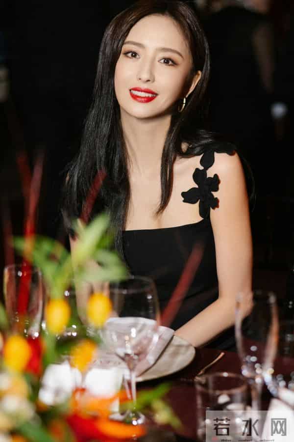佟丽娅的日常美照，黑裙红唇尽显魅力
