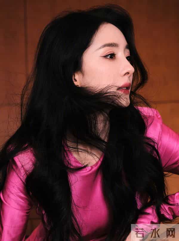 杨幂穿短裙大秀美腿，玫红穿搭尽显优雅魅力