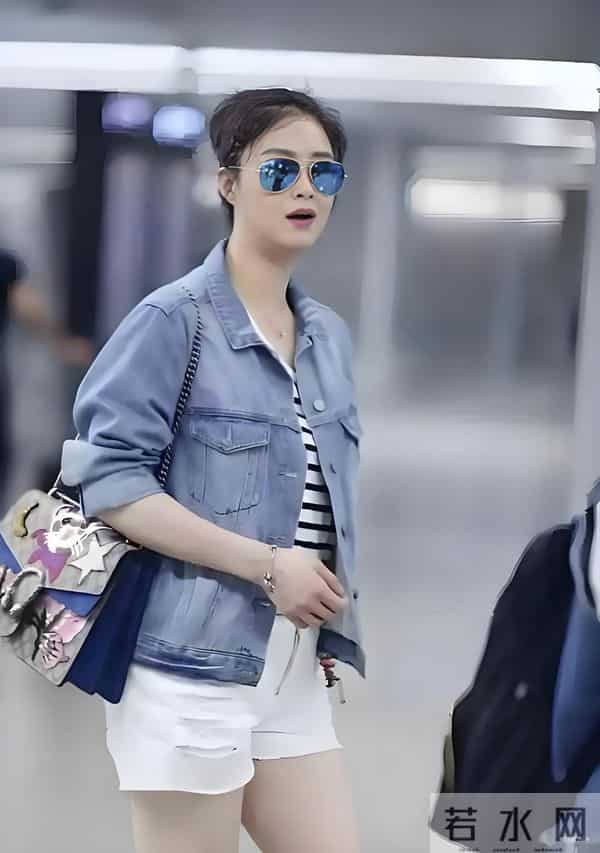 42岁蒋欣在重庆炸街！都瘦到脱相了但体型乃是前凸后翘十分吸睛