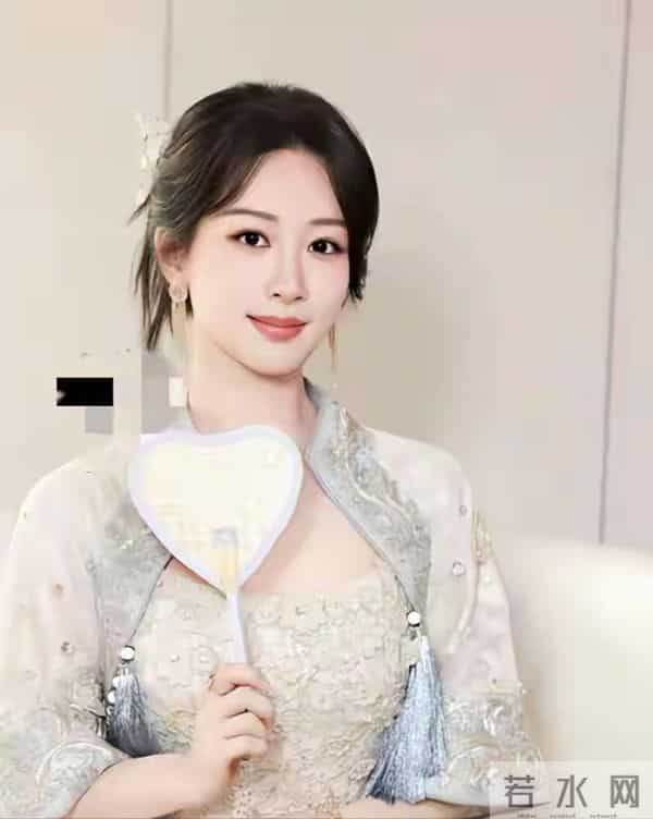 杨紫33岁生日晒全家福,杨爸杨妈气质出众好年轻,一家三口好幸福