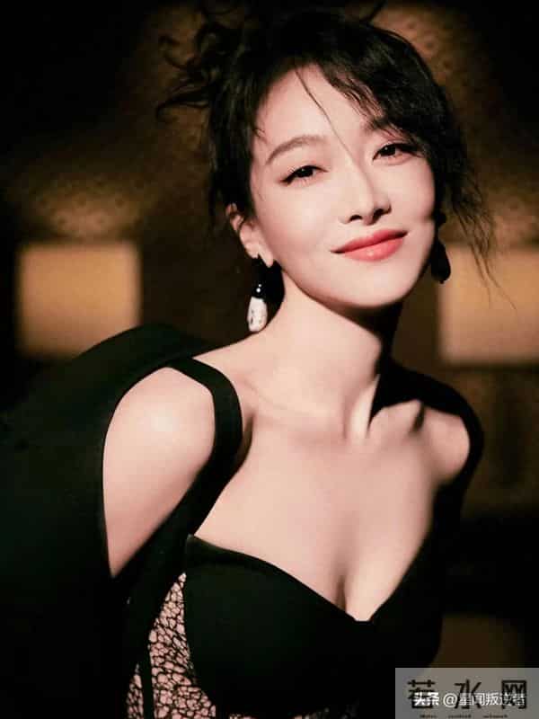 我的天,人间尤物宋茜全黑造型杀疯了!蕾丝胸衣加大衣直接封神