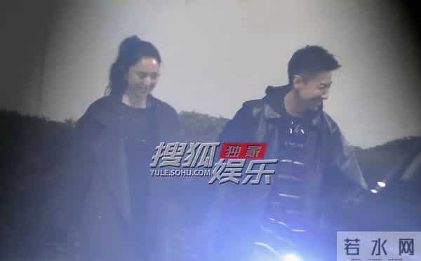 董璇宴会结束,张维伊拉着她的手,幸福得满脸洋溢