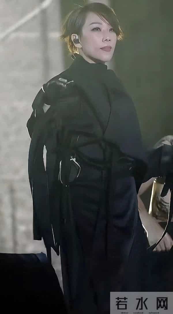 难以想象这是60岁的林忆莲吗？在深圳开演唱会，现场气氛特别的好