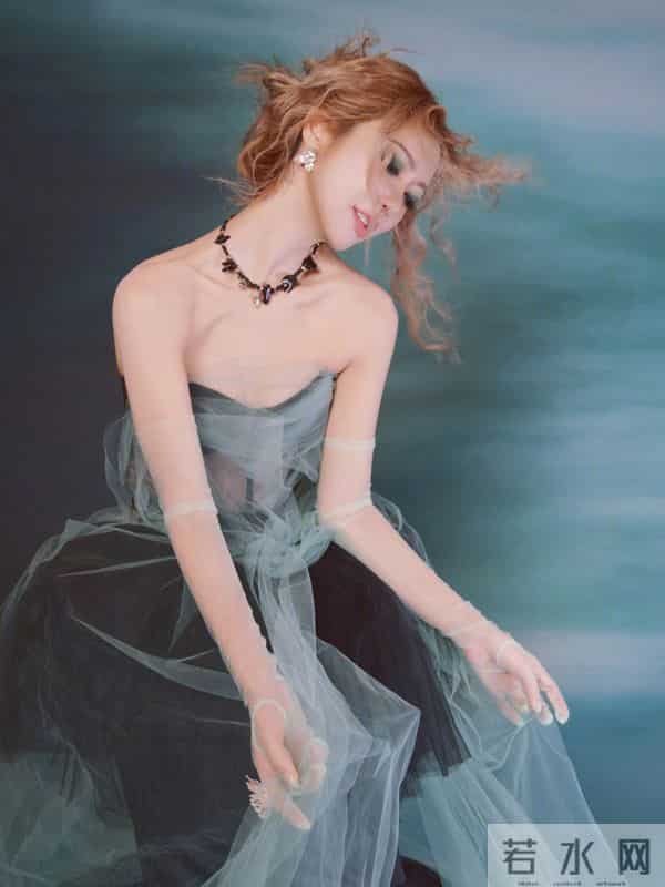 薛凯琪昆山演唱会造型,薄纱抹胸裙穿搭性感迷人