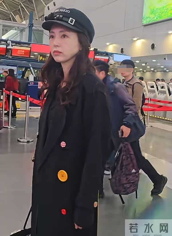 董璇过完46岁生日，现身机场，一身黑色穿搭低调，戴着帽子很可爱