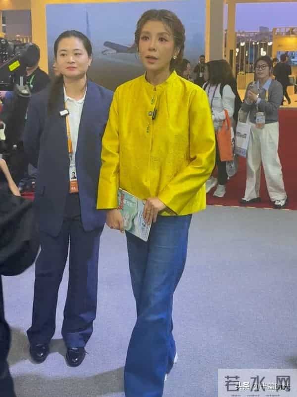 52岁朱迅现身上海进博会,她穿着换色衬衫,牛仔裤,状态太好了吧