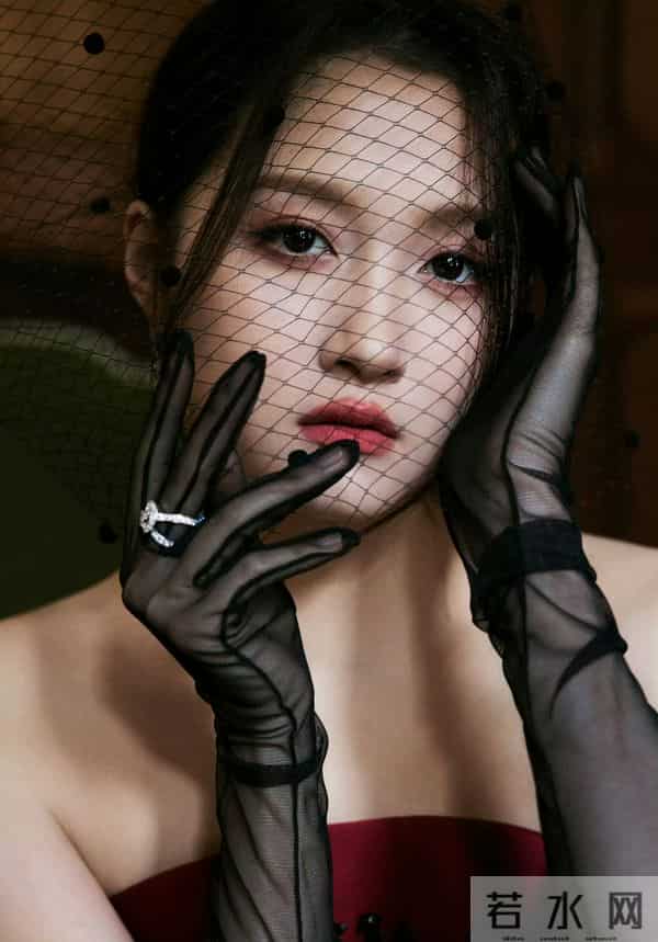 关晓彤艳丽红裙，美艳绝伦！