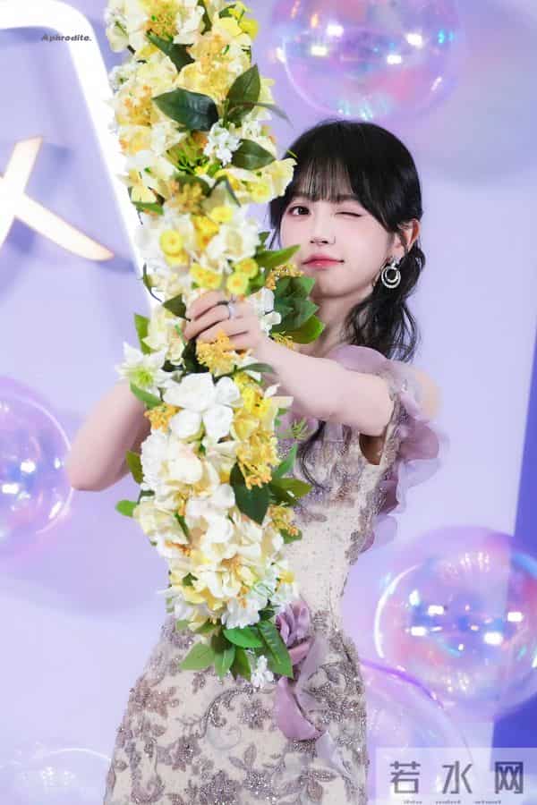 田曦薇“像刚放学的学姐”:白Polo+素颜感妆,美得毫不费力