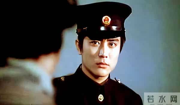 他曾是北影厂第一美男，退居幕后20年担任制片人，如今老的不敢认