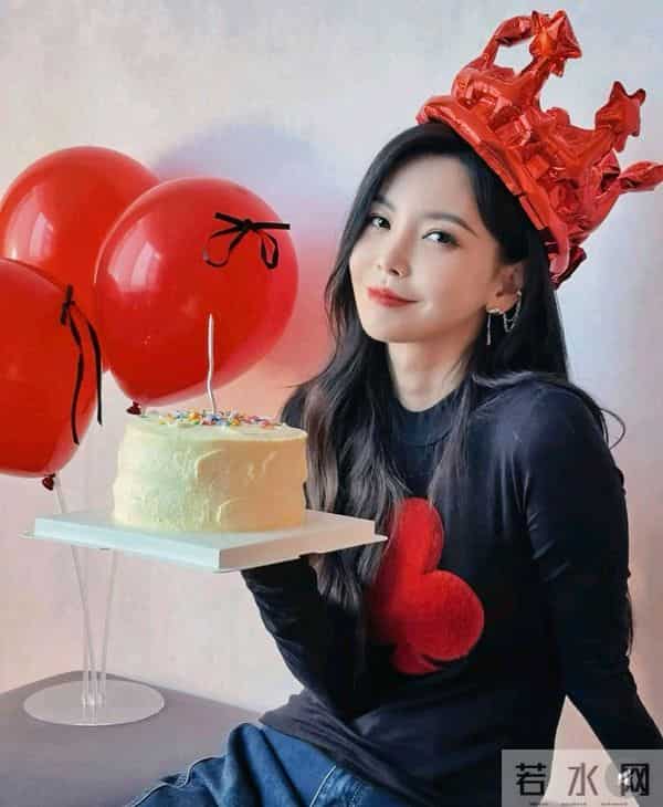 36岁于文文过生日，穿黑色露腰裙，腰部镂空设计，性感极了