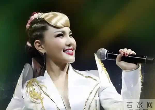 “躲汉子”乌兰图雅:从央视力捧到网友群嘲,42岁再陷陷桃色新闻