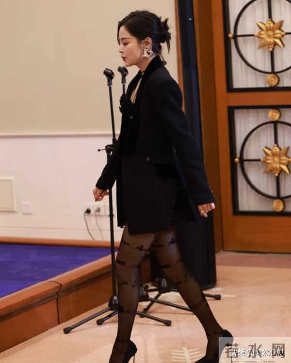 辛芷蕾这黑丝袜真的太绝了，黑丝袜显得大长腿更美