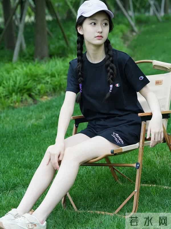 裴佳欣的 “成熟感” 藏不住了！眼神带钩子，女人味拉满太惊艳