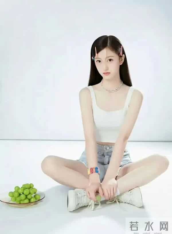 裴佳欣的 “成熟感” 藏不住了！眼神带钩子，女人味拉满太惊艳