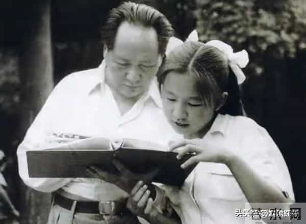 毛主席一家四口合影，四人脸上全是笑意，李讷紧挨毛主席