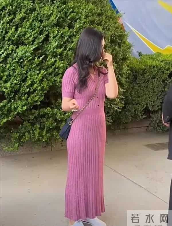 40岁朱珠被网友偶遇,身材五五分,还有小肚子,网友:还挺好看的