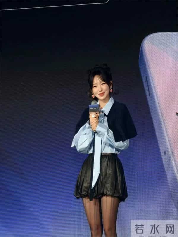 程潇最新美照穿上的开线黑丝袜肥腿太诱惑