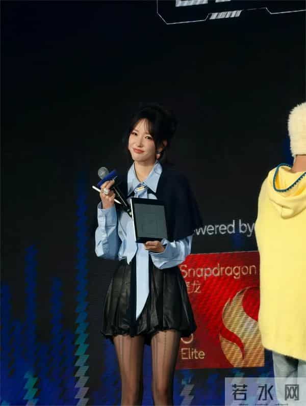 程潇最新美照穿上的开线黑丝袜肥腿太诱惑