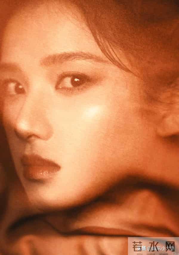 张婧仪今天出席卡地亚高珠展,穿黑色礼服裙佩戴权威祖母绿好美