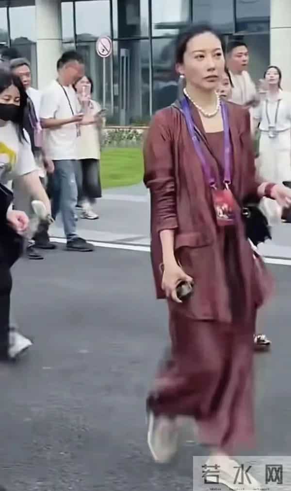 章子怡与嫂子现身活动,嫂子跟在身后像助理,颜值和气场都很不错