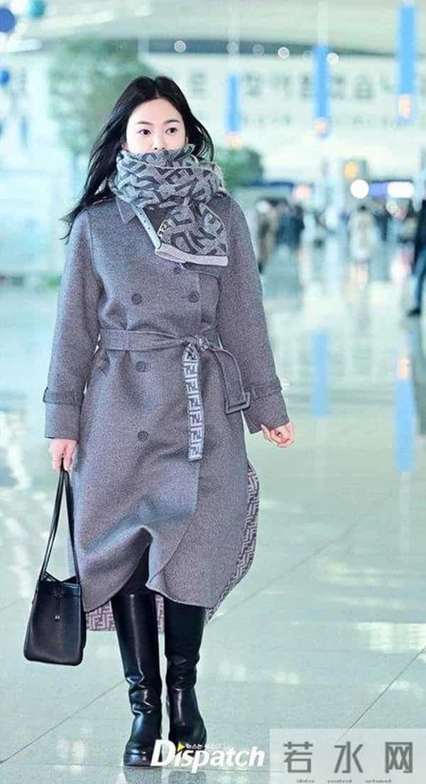 宋慧乔又带火了一种秋冬新穿法:长款大衣+围巾,显高又时髦洋气