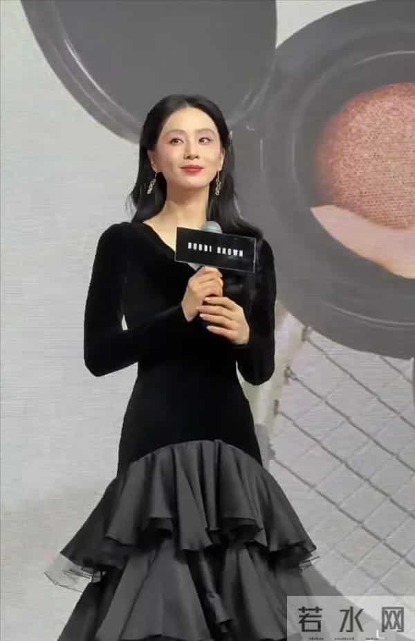 刘诗诗亮相线下活动,黑丝绒简直妈妈级别的美貌,黑发也太显气质