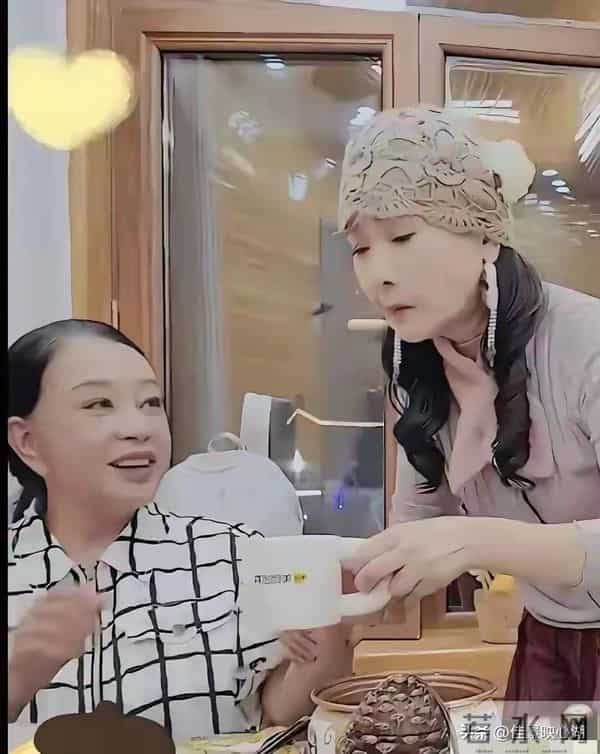 75岁刘晓庆不戴假发的样子好看多了 ，虽前额头发少，但这样更自然