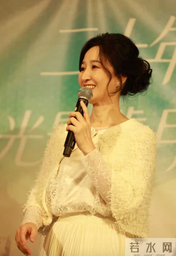 61岁关咏荷罕见露面,赴一场20年之约,状态极佳仍然很漂亮