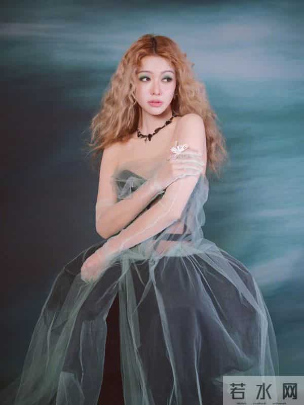 薛凯琪昆山演唱会造型,薄纱抹胸裙穿搭性感迷人