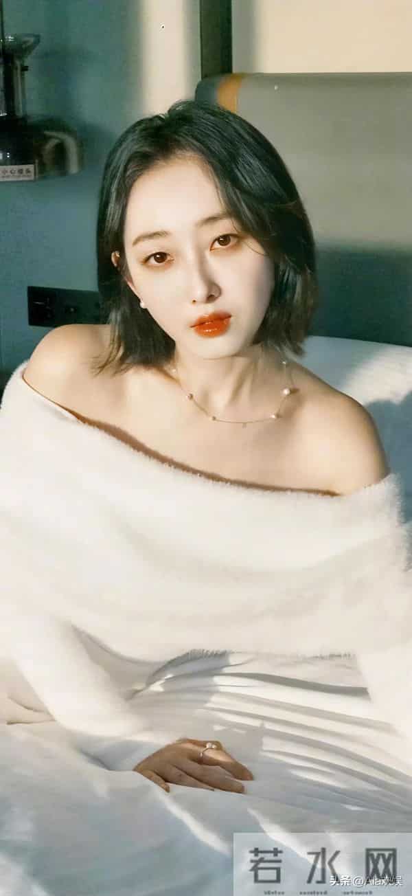 蒋梦婕玉腿香肩写真似少女