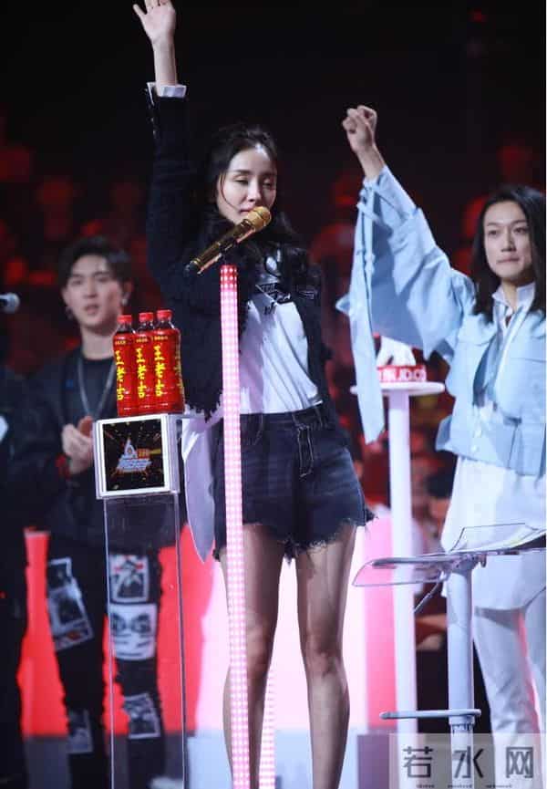 杨幂长腿杀疯了！活动现场全程黑丝白皙美腿，这比例绝了。