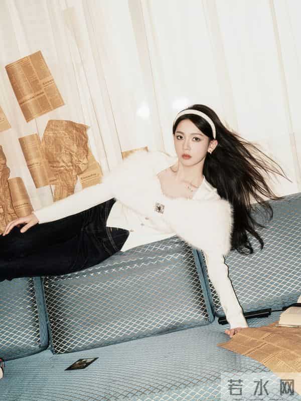 奶白针织叠上毛绒肩领，是秋冬裹满温柔的松弛感