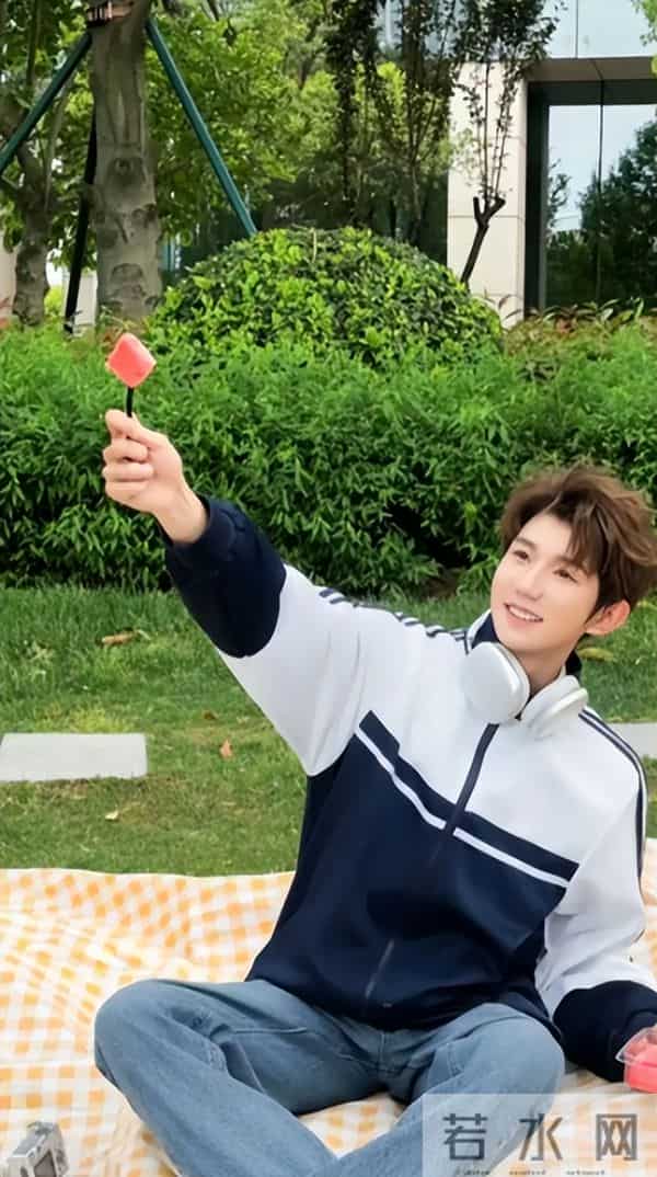 一场生日，戳穿25岁王源江湖地位，易烊千玺确实一个字都没说错