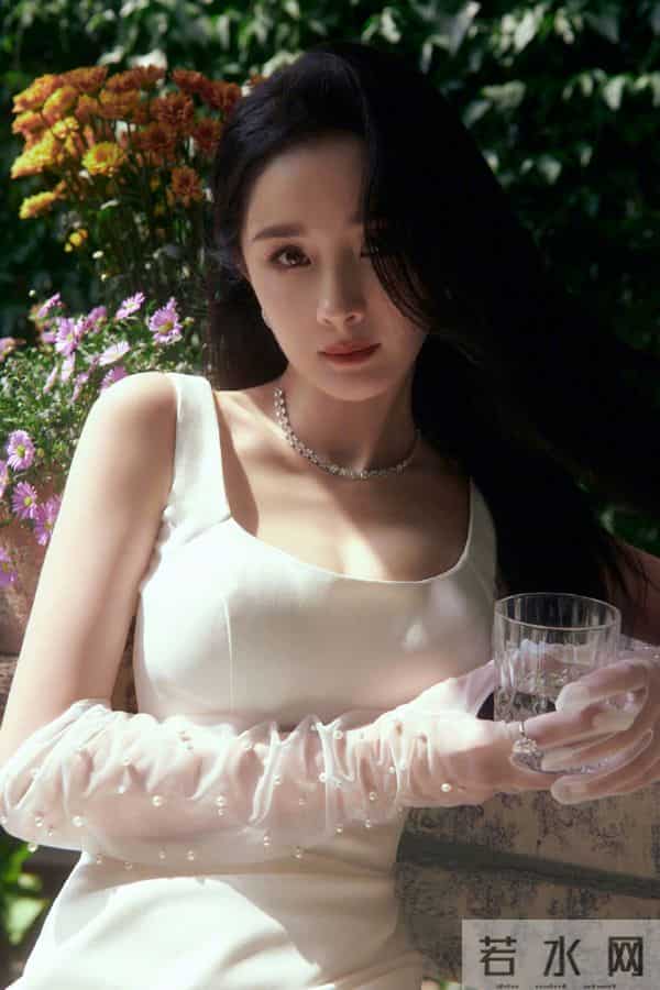杨幂这套白色缎面长裙造型!珍珠手套一配,复古优雅感直接拉满!