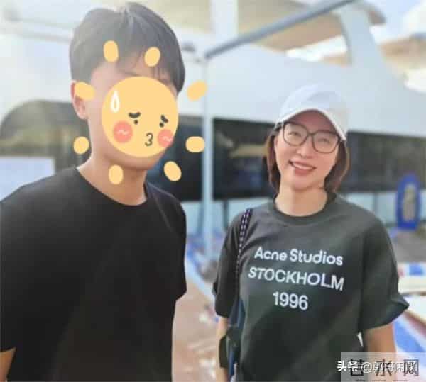 51岁董卿游苏州,打扮清爽和儿子一起,站姿还有主持人仪态