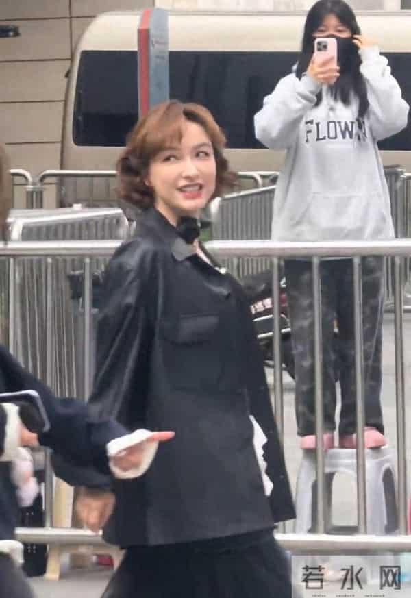 吴昕在长沙被偶遇，她真的好瘦啊，脸圆圆的，身材真好，看着好美