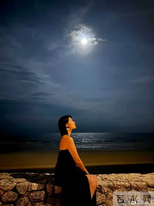 46岁胡杏儿和老公度假庆生,小腹圆润,网友猜测怀“四胎”拼女儿