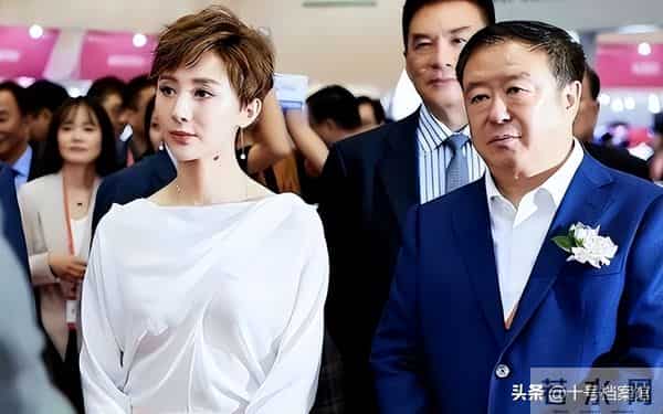 73岁导演尤小刚三婚两离，娶小30岁美女演员，64岁老来得子终圆梦