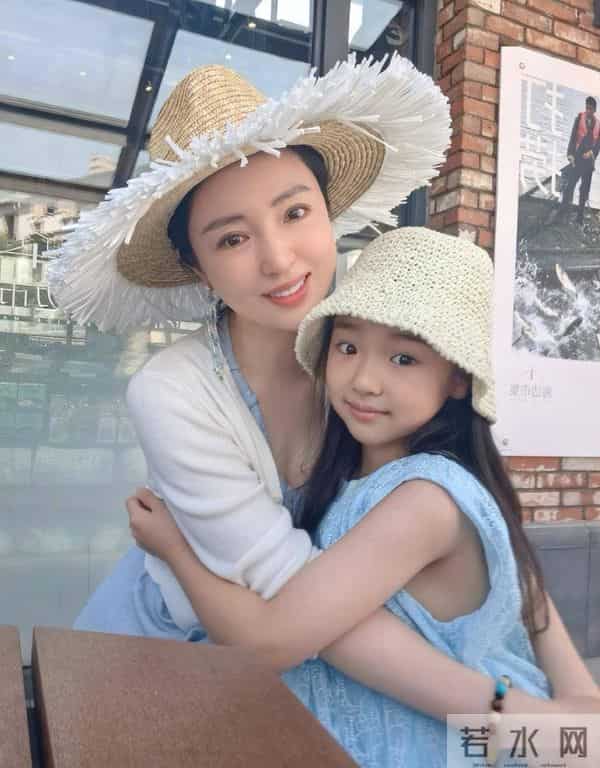 董璇46岁生日照,手捧蛋糕小腹隆起,张维伊站C位风头尽显