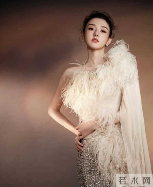 这身毛絮礼服,宋祖儿像是为落入凡间的精灵特意织就