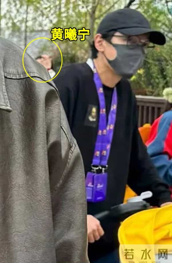 胡歌一家3口现身上海乐高，小茉莉坐推车好可爱，黄曦宁阻止拍照