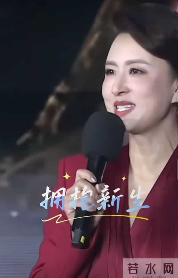 张蕾谈剧本演员重要性，着酒红深V套装，优雅主持尽显专业风采