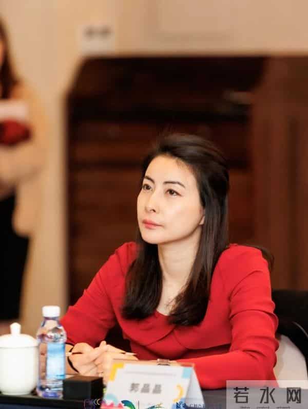 看了郭晶晶的穿搭，我悟了：西装不配牛仔裤、短靴，才更高级洋气