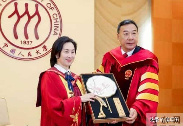 官媒发文,63岁何超琼再破天花板,让许晋亨和整个豪门圈刮目相看!