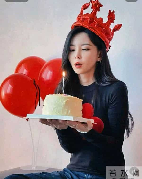 36岁于文文过生日，穿黑色露腰裙，腰部镂空设计，性感极了