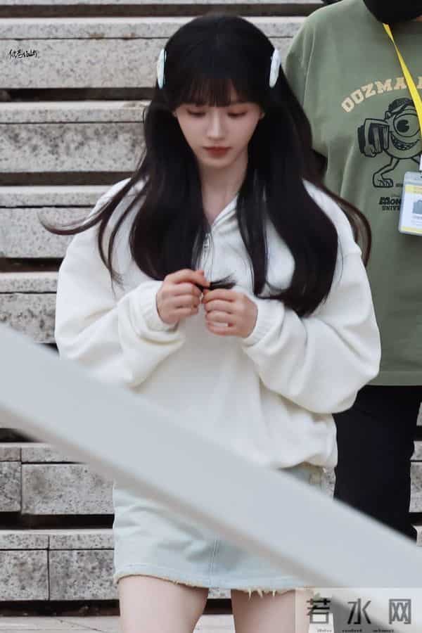 田曦薇“像刚放学的学姐”:白Polo+素颜感妆,美得毫不费力
