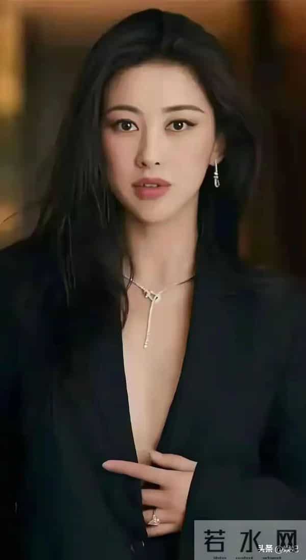 朱珠竟然真空出行边走边喝饮料 这厚度这粗度还有腰身 这样穿舒服吗